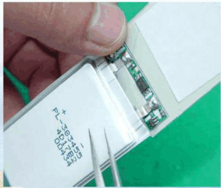 避免用镊子之类的利器接触电芯表面，防止刺破电芯包装而造成漏液。