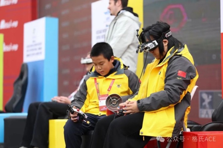 左张丹维、右罗一萌