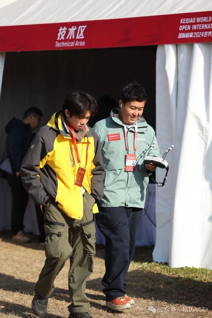 左云飞屹、右李冠辰