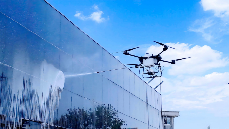 高空清洗无人机作业中