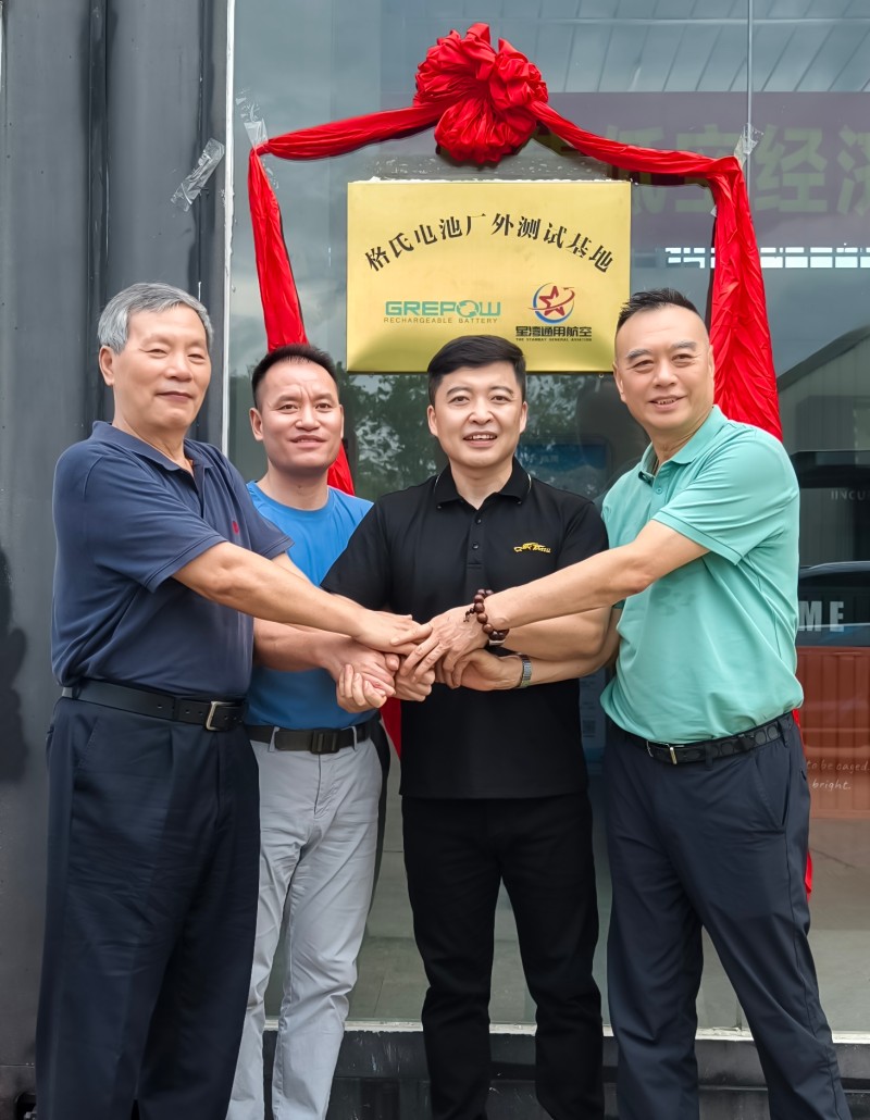 格瑞普副总经理陈海波和星湾航空领导