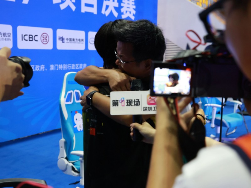 小白夺冠，师傅黄教练忍不住泪洒现场