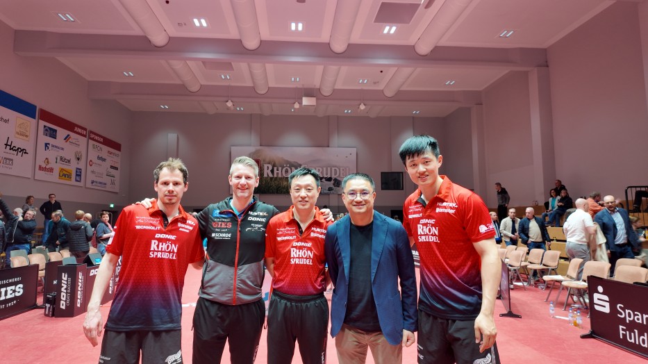 孟繁博与格瑞普T总，其他球员合影